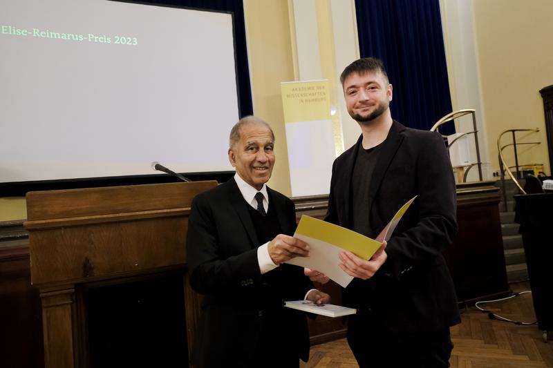 Akademiepräsident Prof. Dr. Mojib Latif (links) verleiht den Elise-Reimarus-Preis 2023 an den Frisisten Dr. Christoph Winter. Er überzeugte mit seiner Dissertation „Der Kompass der Nordfriesen".