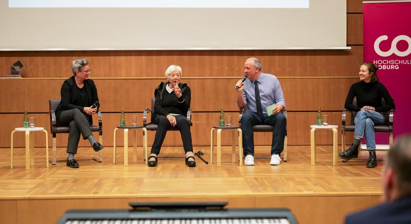 Ein Podiumsgespräch zwischen Vizepräsidentin Prof. Dr. Nicole Hegel, Bundestagsvizepräsidentin und Bundesfamilienministerin a.D. Renate Schmidt, Andreas Renner, Antonia Strobl.