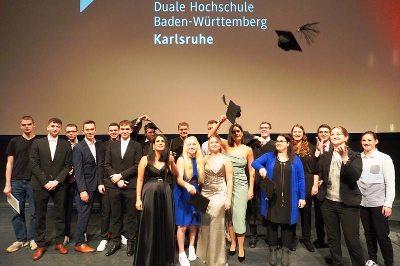 „Hoch die Hüte“ – Die Absolvent*innen der DHBW Karlsruhe feierten ihren Studienabschluss kursweise in den Räumlichkeiten des Kongresszentrums Karlsruhe