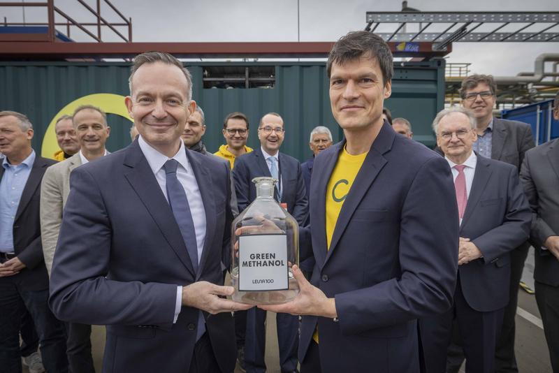 All guests of honor were symbolically presented with a bottle of green methanol, thus honoring the 100-year tradition at the Leuna chemical site.