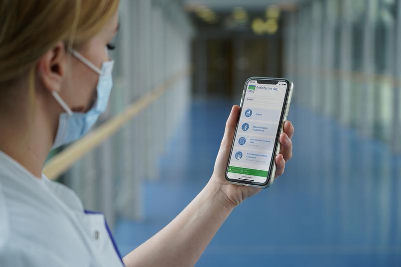 In einer Antiinvektiva-App wurden neu entwickelte Standards zusammengefasst. Sie ist quasi die Antibiotika-Fibel und steht allen stationären und ambulanten Bereichen am UKW, aber auch den Partnern im Netzwerk zur Verfügung. 