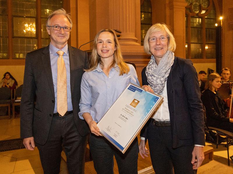 Röntgenpreisträgerin Merle Röhr (Mitte) mit ihrem Laudator Frank Würthner und Univizepräsidentin Caroline Kisker.