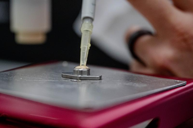  Die Probe bestehend aus den Kügelchen (mit darauf gebundenen Enzymen) und Puffer wird auf ein kleines Metallplättchen aufgebracht, um eine gute Leitfähigkeit bei der nachfolgenden Plasmabehandlung zu gewährleisten. 