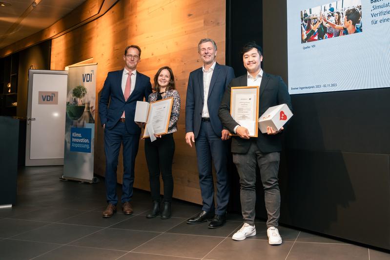 Zwei strahlende Preisträger:innen, ein gelungener Abend: (von links) Prof. Dr. Sven Carsten Lange, Luca-Marie Engelking, Dr. Joachim Betker, Phi-Luan Chung