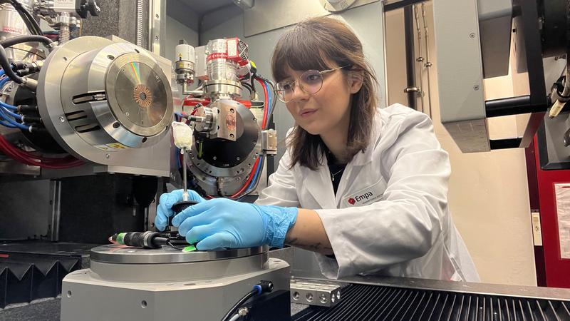 Empa-Forscherin Federica Orellana arbeitet mit einem Mikro-Computertomographen, um Meniskus-Gewebeproben zu analysieren.
