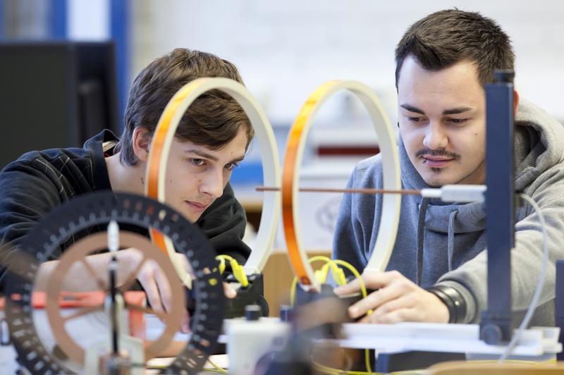 Studenten der TU Ilmenau in einem Physikpraktikum