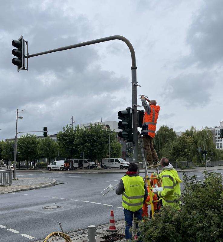 Forschungsprojekt KIMONO-EF der Fachhochschule Erfurt zur Schaffung einer barrierefreien Mobilitätsinfrastruktur: Installation von Sensoren in Erfurt am Knotenpunkt Maximilian-Welsch-Straße/Theaterplatz.