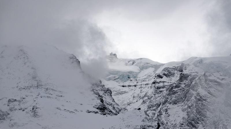 By analysing measurements at various locations such as the Jungfraujoch in the Swiss Alps, the team led by Mira and Christopher Pöhlker was able to reduce the complex relationship between the chemistry and water uptake of particles in the atmosphere.