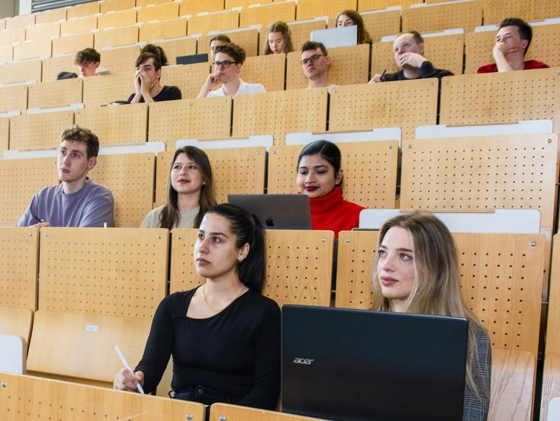 Studierende der BTU im Hörsaal.