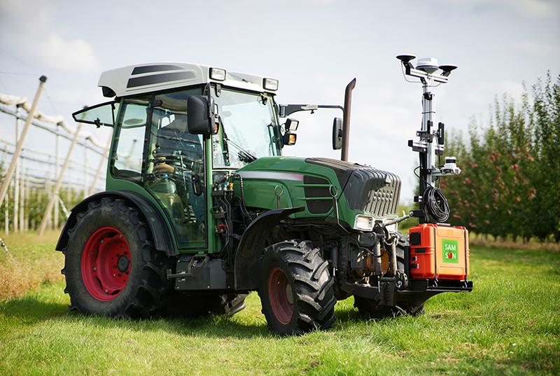 The “sensor box” developed by Fraunhofer IFAM in Stade as part of the “SAMSON” project for recording and processing data in orchards can be mounted on any tractor via the three-point mount.