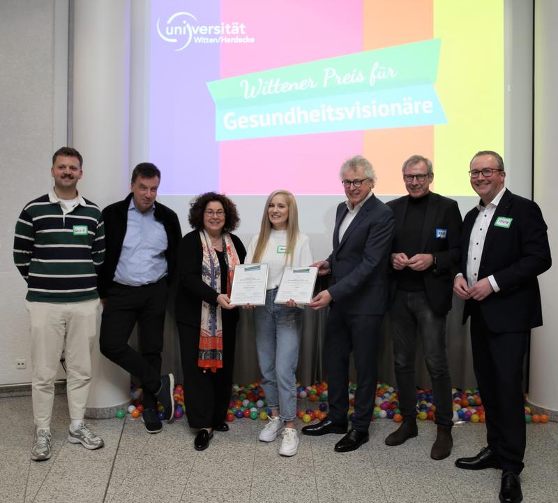  Erster_und_Publikumspreis_Jury.jpg  Die Jury mit der Preisträgerin des ersten Preises (v.li): Gerrit Gnisa, Stephan Kohorst, Sabine Bohnet-Joschko, Anne Reisig, Prof. Dr. med. Boris Zernikow, Ulrich Adler, Dr. Christoph Vauth 