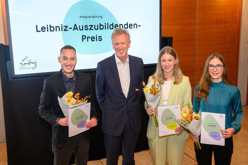 Leibniz-Auszubildendenpreis 2023: Die Ausgezeichneten Sascha Höhne, Lara Angel und Anne Kiefer (v. li.) mit Leibniz-Vizepräsident Sebastian Lentz.