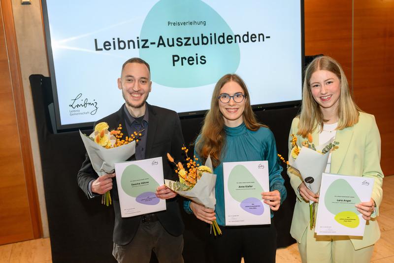Leibniz-Auszubildendenpreis 2023 an Sascha Höhne vom Leibniz-Institut für Pflanzenbiochemie, Anne Kiefer vom Forschungsinstitut und Naturmuseum Senckenberg und Lara Angel vom Schloss Dagstuhl – Leibniz-Zentrum für Informatik (von links).