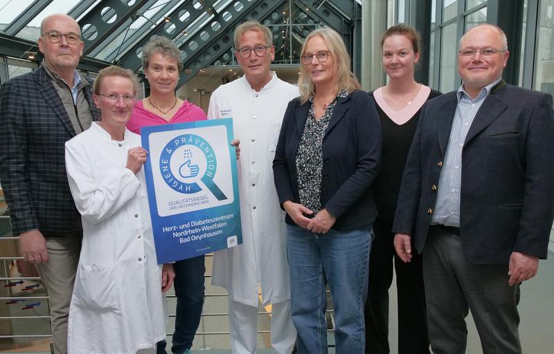 (v.l.) Hans-Joerg Deichholz (Kreis Minden-Lübbecke), Dr. Ariane Kleikamp, Dorothee Kollmann, Prof. Dr. Jan Gummert (HDZ NRW), Dr. Indra Schubert und Dr. Anne Wohlers (Kreis Minden-Lübbecke), Arno Markus-Lojewsky (HDZ NRW)