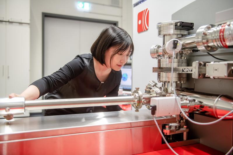 Tong Li ist Expertin für Atomsondentomografie. Mit der Methode lassen sich Materialien mit atomarer Auflösung sichtbar machen.