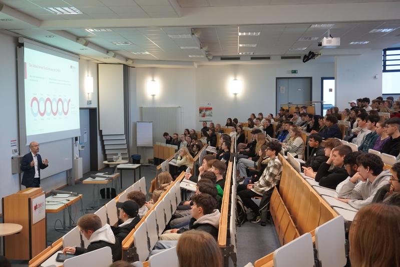 Rektor Prof. Dr. Stephan Schenkel erklärt das duale Studium an der DHBW am Studieninformationstag 2023