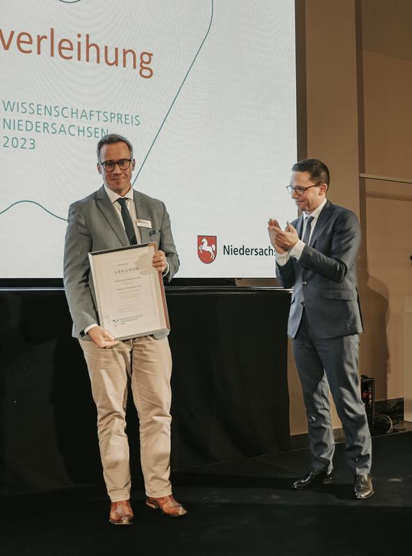 Preisverleihung an Prof. Dr. Philipp Reuß (links) durch Minister Falco Mohrs