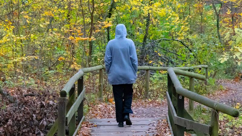 Living alone does not necessarily mean isolation and loneliness, according to a recent study by the University of Jena.