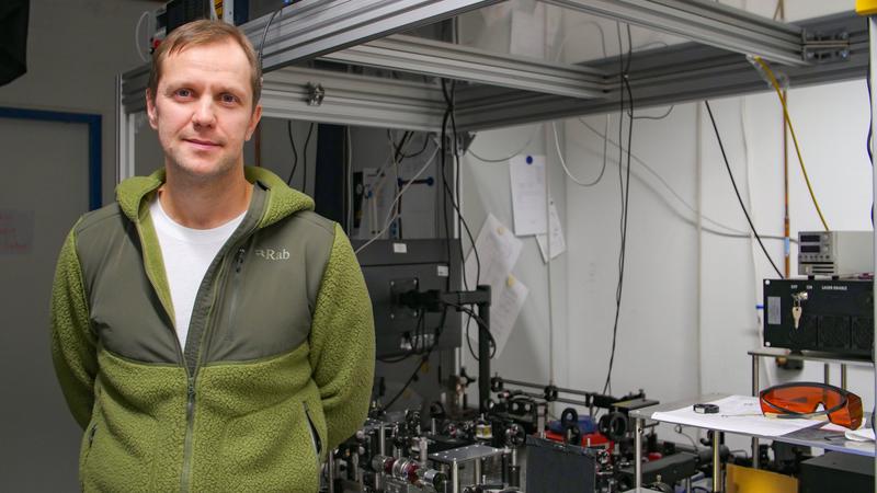 Porträt Sergey Lobanov im Labor vor seiner Laser-Apparatur