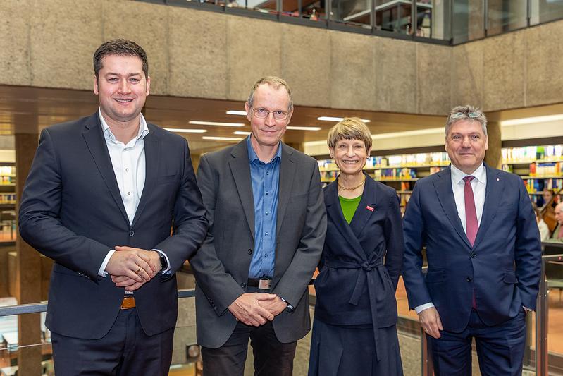 Zum Jubiläum gratulierten (v.l.) Dr Thorsten Kornblum, Oberbürgermeister der Stadt Braunschweig, Robert Strötgen, Leiter der Universitätsbibliothek, Prof. Dr. Angela Ittel, Präsidentin TU Braunschweig, und Staatssekretär Prof. Joachim Schachtner.