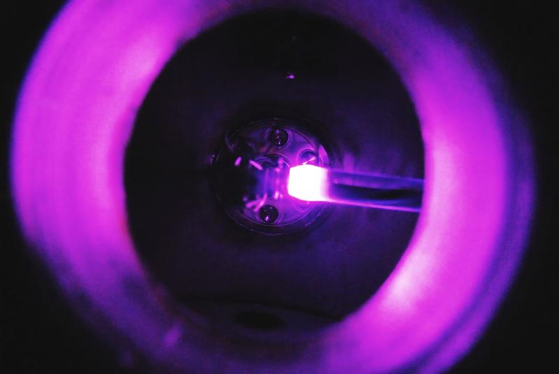 Mittels eines nicht-thermischen Plasmas wird eine Metalloberfläche desoxidiert