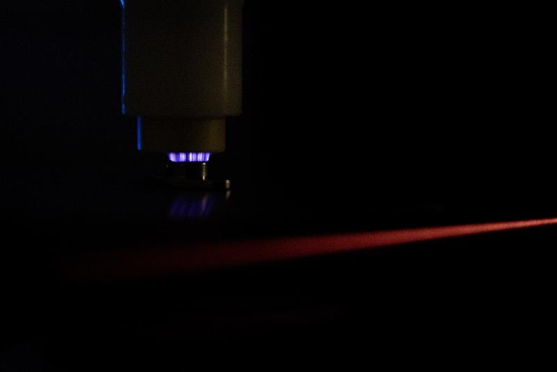  Plasmazündung der verwendeten Plasmaquelle: Sichtbar ist das Plasma hier in einer sogenannten filamentösen Entladung in Form kleiner lila Blitze. 