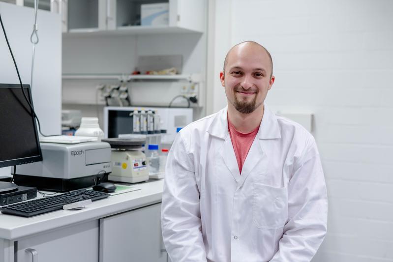  Tim Dirks arbeitet am Lehrstuhl für Angewandte Mikrobiologie der Ruhr-Universität Bochum. 