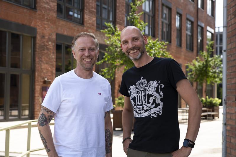 Die Herausgeber des neuen Buches: Festival Director Tom Naber (M.A.) (links) und Festivalprof Prof. Dr. Matthias Johannes Bauer (rechts) von der IST-Hochschule.