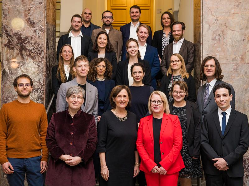 Die Preisträgerinnen und Preisträger beim Akademischen Festakt mit dem JLU-Präsidium und Festrednerin Katja Becker (vorne Mitte). Foto: JLU / Katrina Friese