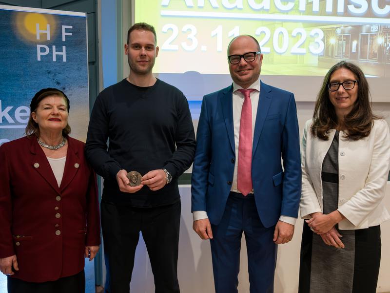 Preisträger Dr. Simon Faets (2. v. l.) mit Laudator Prof. Dr. Michael Reder und den Vertreterinnen Adele Schlechta (1. v. l.) und Monika Streck von pro philosophia e.V.