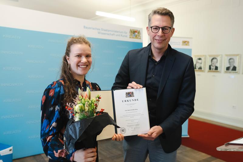 Ein hervorragender Abschluss und ein Preisgeld von 2.000 Euro: THWS-Absolventin Maria Sauer freute sich über die Anerkennung durch Bayerns Wissenschaftsminister Markus Blume