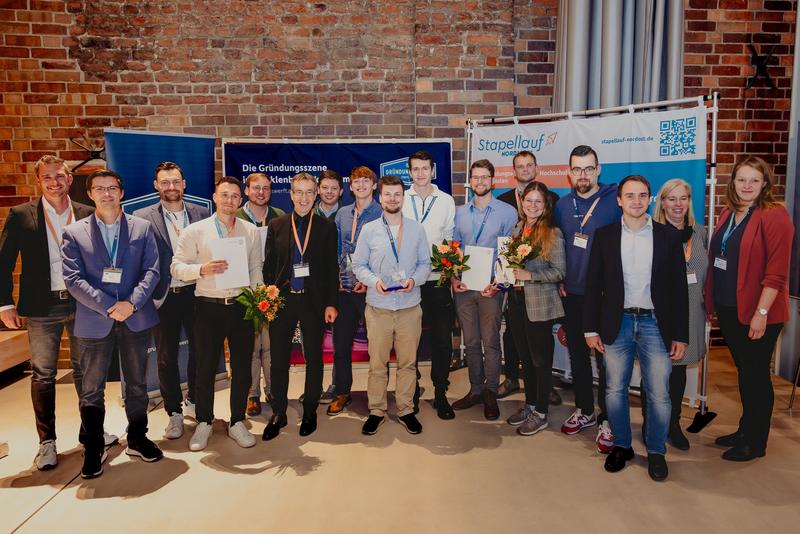 Beim Wettbewerb SEGEL SETZEN! 2023 überzeugen vier Teams die Jury, das Team HOST brilliert mit der Aussicht, die Umweltbilanz auf Schiffen zu verbessern Sieger*innen, Sponsor*innen und Juror*innen aus dem Businessplanwettbewerb „SEGEL SETZEN!“.