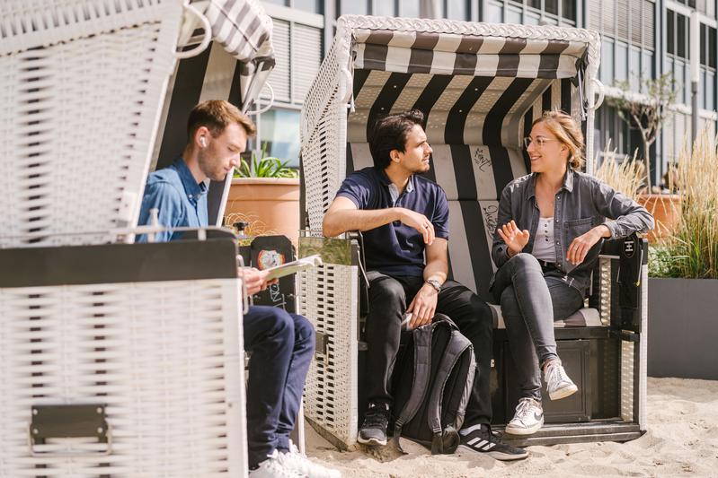 Im Winter schon ans Sommersemester denken: Studierende im Strandkorb am Campus Wilhelminenhof der HTW Berlin