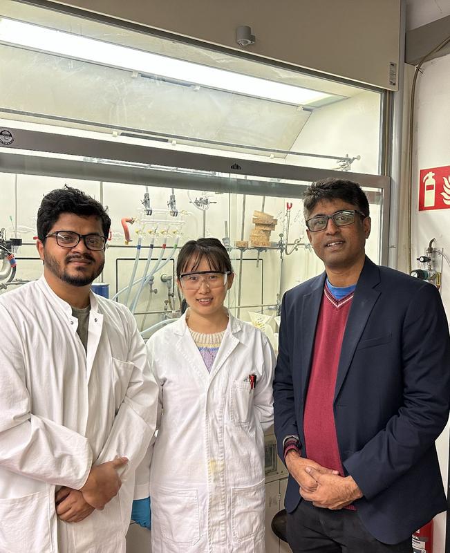 The Bayreuth Team from left: Dr. Rakesh Maiti, Yuman Qin und Prof. Dr. Shoubhik Das.