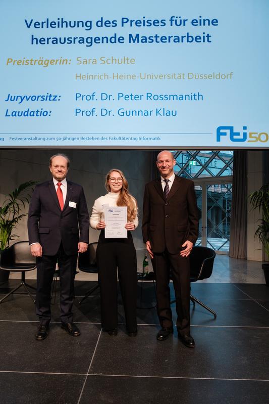 Verleihung des FTI-Preises für eine herausragende Masterarbeit. V.l.n.r.: Jury-Vorsitzender Prof. Dr. Peter Rossmanith, Preisträgerin Sara C. Schulte und Laudator Prof. Dr. Gunnar Klau.