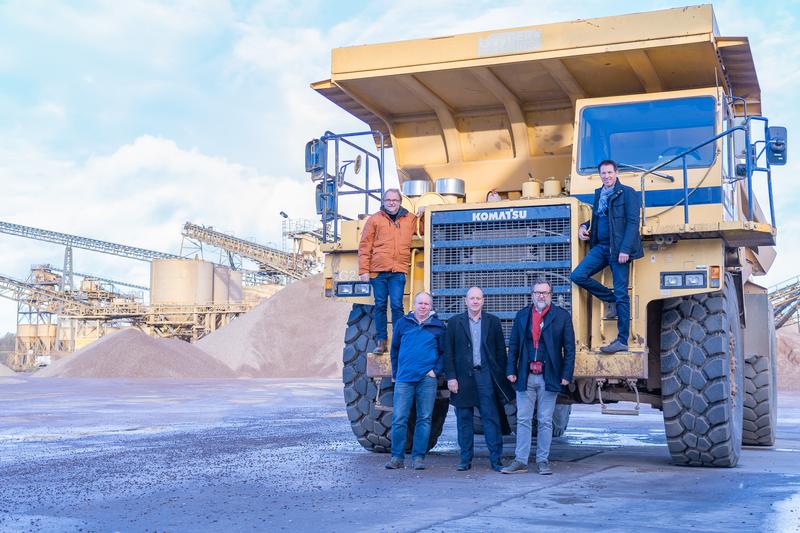 v.l.: MdB Dr. Holger Becker, Harald Kalbfuß, Dr. Marko Häckel (AiF e.V.), Stefan Kimm-Friedenberg (Inhaber und Geschäftsführer der Kimm GmbH & Co. KG) und Roland Meißner (Geschäftsführer der Forschungsvereinigung Kalk-Sand e.V.)