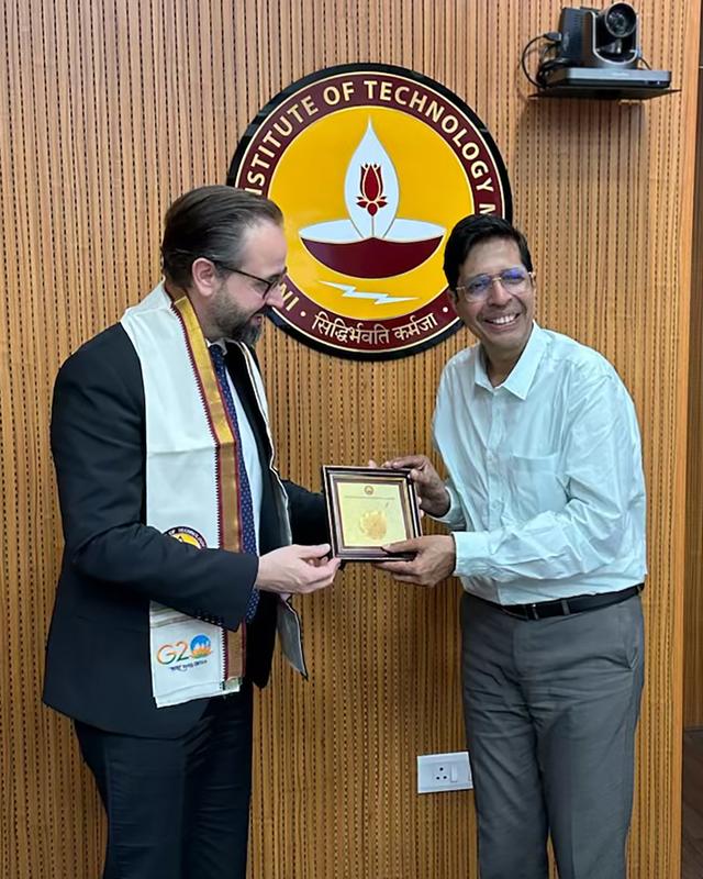 Wissenschaftsminister Sebastian Gemkow (links) und Prof. V. Kamakoti, Direktor des IITM 
