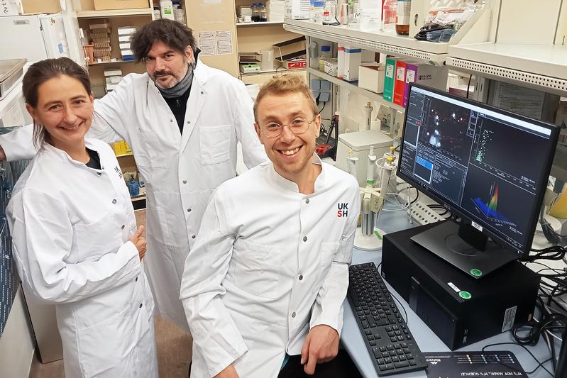 Das Forschungsteam um Dr. N. Hedemann, PD Dr. M. Lettau und G. Hugendieck (v.l.n.r) konnte in der aktuellen Forschungsarbeit die Freisetzung von ADAM17 auf den EV von Ovarialkarzinomzellen und deren Beteiligung an der Resistenzbilldung nachweisen.