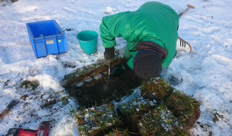 Eingraben der Mineralienbehälter im Grünland