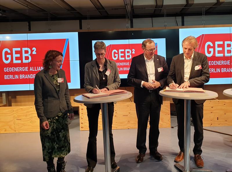 Unterzeichnung des Kooperationsvertrags: Simona Regenspurg (Co-Initiatorin GEB2, GFZ), Susanne Buiter (Wissenschaftliche Vorständin GFZ), Rolf Bracke, Mario Ragwitz (beide Institutsleitungen des Fraunhofer IEG)