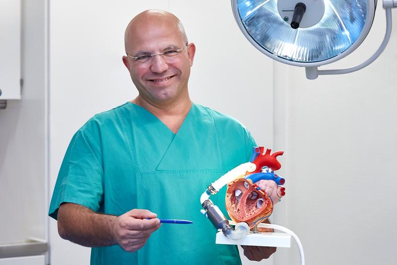 Professor Dr. Daniele Camboni: „Ein künstliches Herz kann für viele Betroffene eine Alternative für eine Herztransplantation darstellen.“