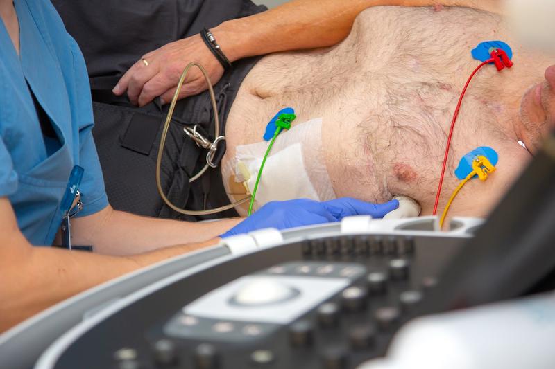 In der Kunstherzsprechstunde am UKR werden Funktionalität und Sitz des mechanischen Herzunterstützungssystems geprüft.