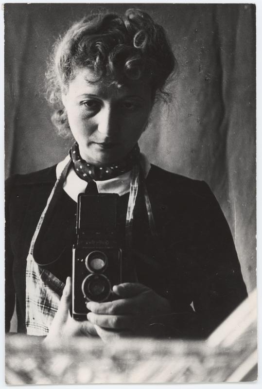 Selbstporträt im Spiegel mit Kamera, Marseille 1943.