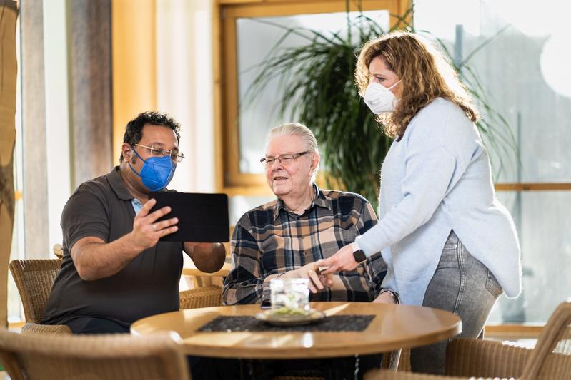 Praxistest im Pflegeheim in Lützeln im Rahmen des DMGD-Projekts "DataHealth Burbach“: Studienarzt Prof. Dr. med. Nabeel Farhan schaut sich über das Arzt-Interface in Echtzeit den automatisiert übertragenen Wert der Sauerstoffsättigung an.