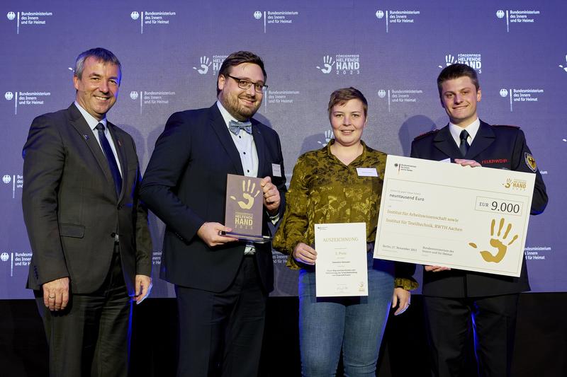  The Parliamentary State Secretary of the BMI, Johann Saathoff, with the proud winners: Carsten Schiffer (IAW), Rahel Heesemann (ITA) and Justin Kühn (ITA, from left to right)