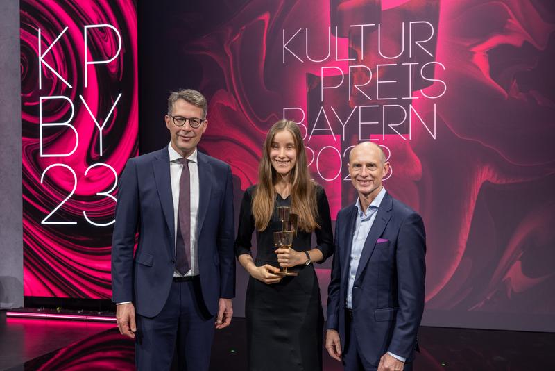 Preisträgerin Elisabeth Zollbrecht, Absolventin der Hochschule Weihenstephan-Triesdorf, mit dem Bayerischen Kunst- und Wissenschaftsminister Markus Blume (l.) und Bayernwerk-Chef Dr. Egon Leo Westphal (r.)