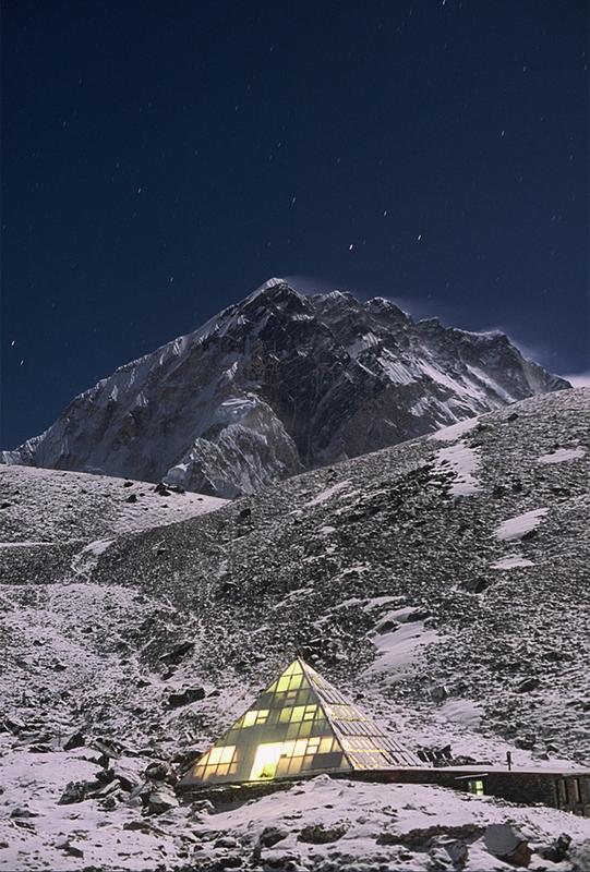 The Pyramid Observatory at night. Important for the researchers from the Institute of Science and Technology Austria (ISTA): The climate station has recorded hourly meteorological data for nearly three decades. Pumori Peak (Nepal) in the background.