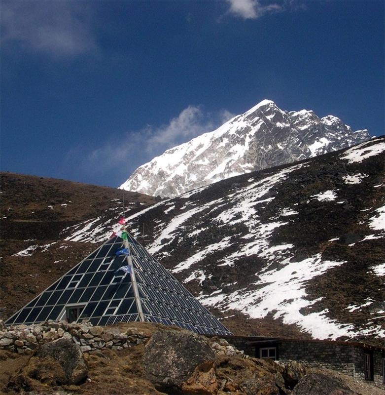 The Pyramid Observatory. Important for the researchers from the Institute of Science and Technology Austria (ISTA): The climate station has recorded hourly meteorological data for nearly three decades. Pumori Peak (Nepal) in the background.