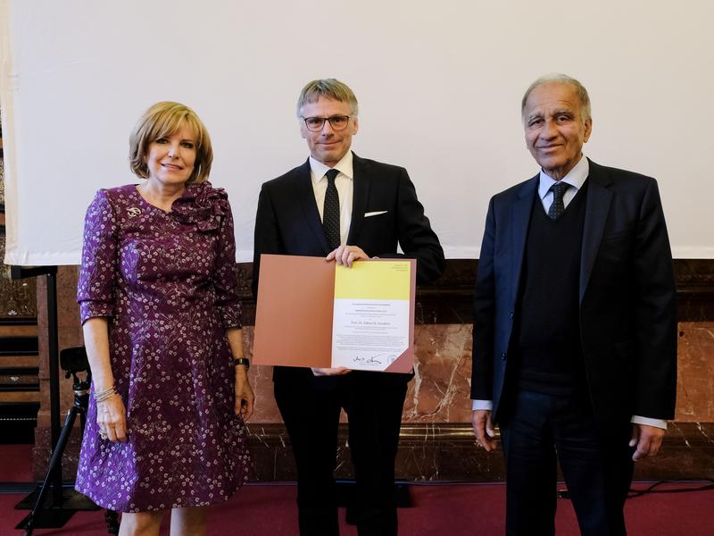 Nach der Urkundenübergabe: Der Preisträger Prof. Dr. Fabian Leendertz (Mitte) mit Akademiepräsident Prof. Dr. Mojib Latif und Stifterin Eva-Maria Greve von der Hamburgischen Stiftung für Wissenschaften, Entwicklung und Kultur Helmut und Hannelore Greve.