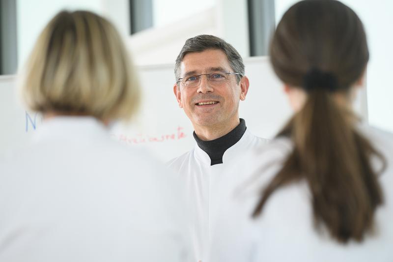 Neben den Fortbildungen für Herzinsuffizienz-Pflegekräfte (HI-Nurse) leitet Prof. Dr. Stefan Störk am Deutschen Zentrum für Herzinsuffizienz Würzburg (DZHI) seit 2017 auch die Fortbildungen zur Spezialisierten Herzinsuffizienz-Assistenz (HI-MFA). 